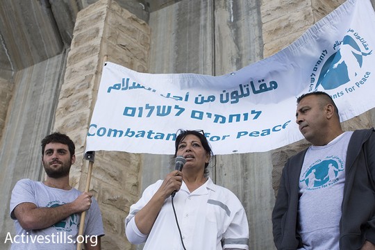 בסמה אל-אפנדי, פעילת הסתדרות העובדים הפלסטינית, בהפגנת יום האישה במחסום המנהרות (אורן זיו / אקטיבסטילס)