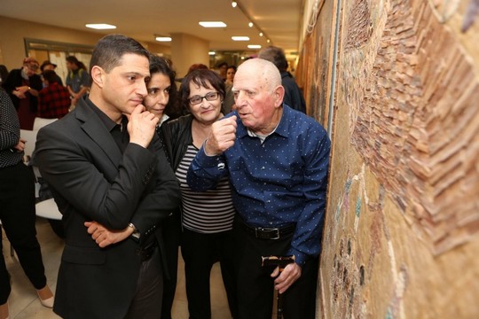 מלך ברגר עם ראש עיריית באר שבע, רוביק דנילוביץ', בתערוכה של האמן (דוברות עיריית באר שבע)