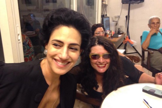 שולה קשת עם רונית אלקבץ, בבית "אחותי" בדרום תל אביב