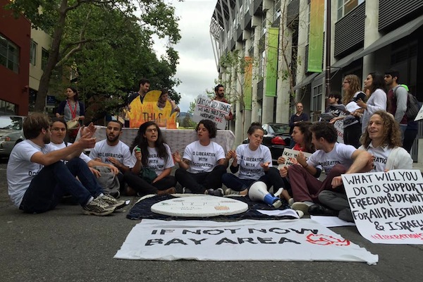 פעילי "אם לא עכשיו" חוסמים רחוב בברקלי, קליפורניה (עדו קונרד)