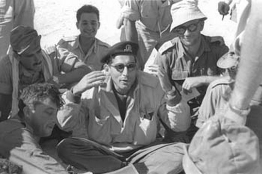 תאוות דם ופשע מאורגן, מסע חיים שמסתיים בצמרת ממשלת ישראל. רחבעם זאבי במהלך מבצע קדש, 1956, לפני הכניסה למעבר המתלה (מתוך ארכיון צה"ל)
