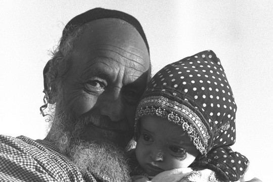 סבא ונכד, מחנה חאשד, תימן, 1949 (דוד אלדן, אוסף התצלומים הלאומי)