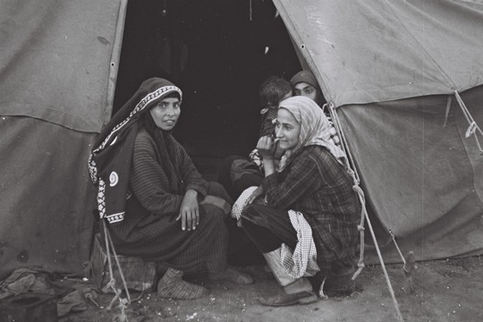 נשים בכניסה לאוהל, מחנה חאשד, תימן, 1949 (דוד אלדן, אוסף התצלומים הלאומי)