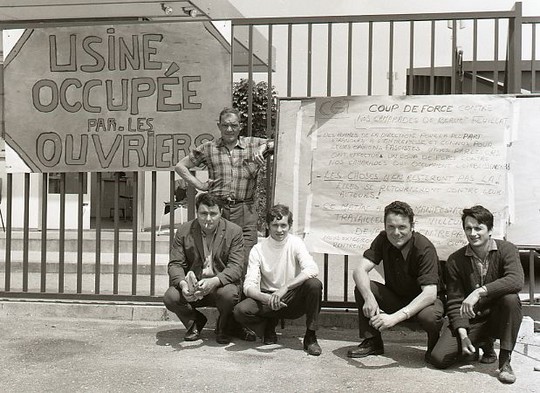 פועלים שובתים בדרום צרפת עם השלט "הפועלים השתלטו על המפעל", יוני 1968 (BeenAroundAWhile CC BY-SA 3.0)