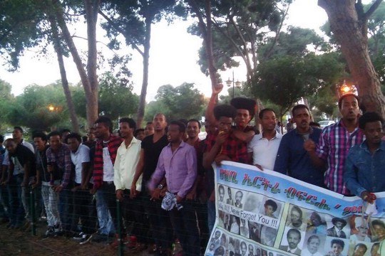 מאות מבקשי מקלט באריתריאה מוחים נגד אירוע יום העצמאות שארגנה השגרירות .6 במאי 2016