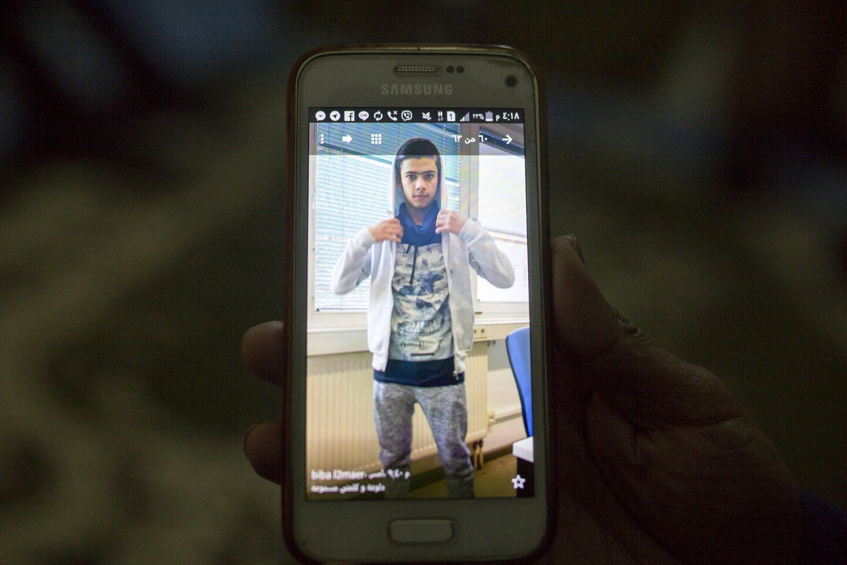 פליטים בלבנון: אחמד, הבן של בסימה, בתמונה בטלפון שלה (אן פאק / אקטיבסטילס)