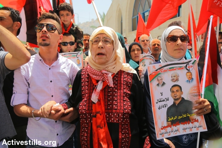 אמו של האסיר בילאל קאיד בהפגנה בשכם (אחמד אל-באז / אקטיבסטילס)