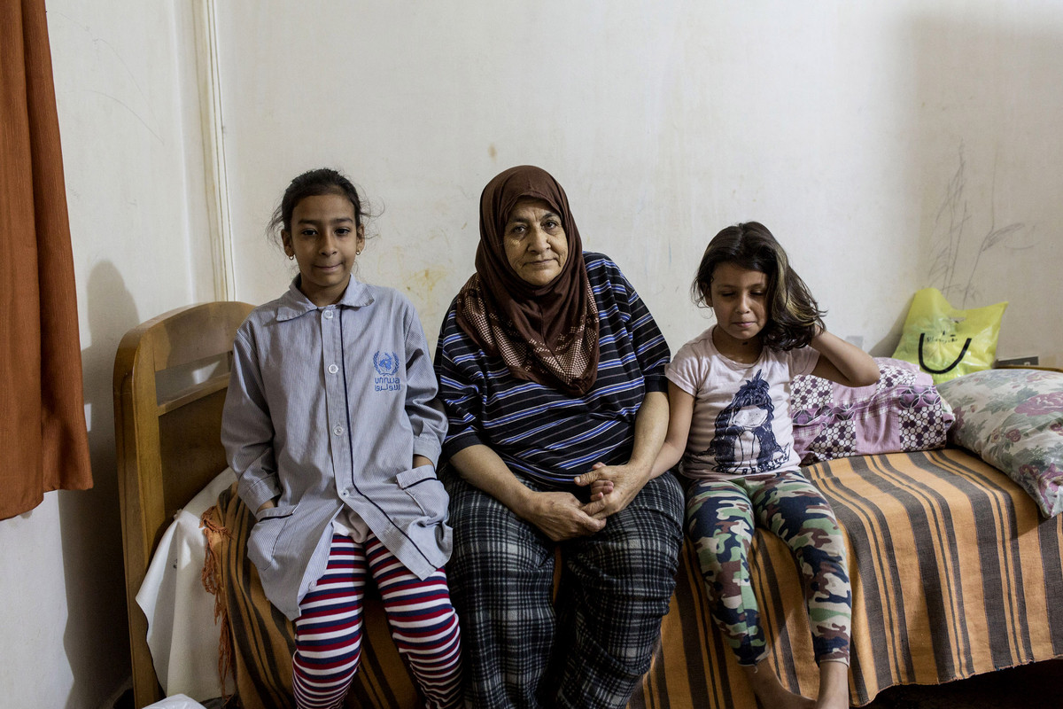 פליטים בלבנון: אמה של נג'א עם שתי נכדות, מחנה שתילה (אן פאק / אקטיבסטילס)