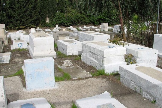 איפה כל לוחמי האור והצדק? בית הקברות היהודי הישן של חיפה. (Hanay CC BY-SA 3.0)