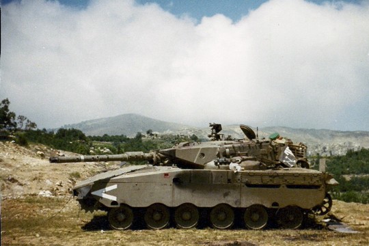 טנק מרכבה בהרי לבנון, 1982 (Avneref CC BY-SA 3.0)