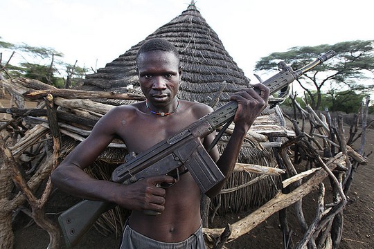 ציוד צבאי במקום פרוייקטים אזרחיים. תושב דרום סודן עם נשק (Steve Evans CC BY 2.0)