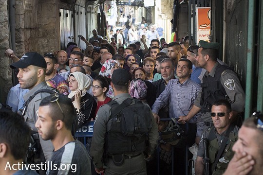 פלסטינים במכלאה בעיר העתיקה במהלך מצעד הדגלים (אורן זיו / אקטיבסטילס)