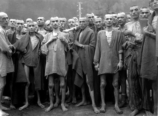 השואה היא חלק אינטגרלי מההיסטוריה, ולא חריגה ממנה.. אסירים במחנה הריכוז אבנזה בצפון אוסטריה ביום שחרורו על ידי חיילי ארצות הברית, מאי 1945