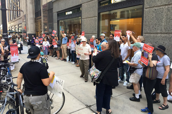מפגינים מחוץ למטה קרן פידיליטי בשיקאגו קוראים לחברה למשוך את השקעותיה מחברת Airbnb  3 ביוני 2016. (באדיבות JVP)