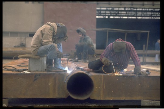 רתכים עובדים, במפעל המתכת באיזור התעשייה בדימונה. סער יעקב לעמ 1980 
