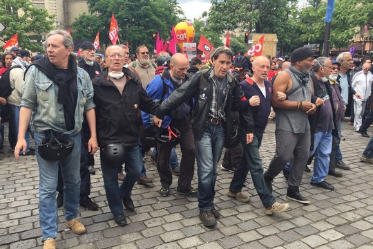 משתתפים בהפגנת ארגוני העובדים נגד רפורמת העבודה. פריז. 28 ביוני 2016. (צילום: חגי מטר)
