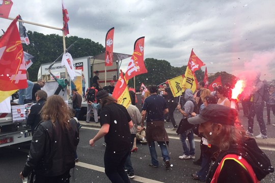 אבוקת קונפטי. משתתפים בהפגנת ארגוני העובדים נגד רפורמת העבודה. פריז. 28 ביוני 2016. (צילום: חגי מטר)