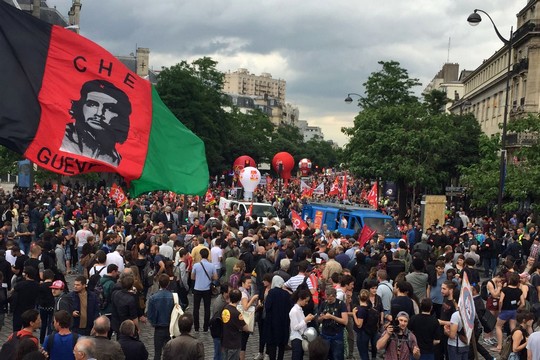 מאות אלפים בצעדת עובדי הארגונים נגד הרפורמה בעבודה. פריז, צרפת 28 ביוני 2016 (צילום: חגי מטר)