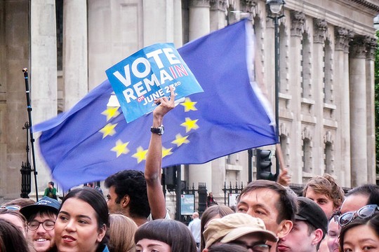 מפגינים בעד הישארות באיחוד האירופי (צילום: Garry Knight פליקר)