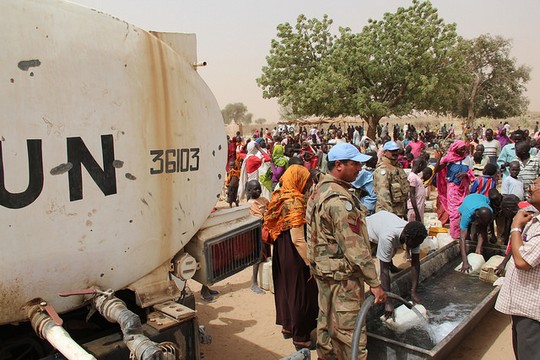 פליטים מדרום סודאן שנאלצו לברוח מבתיהם במחנה באזור דרפור. 20 במרץ 2016 (עבדול ראשיד/UNAMID)