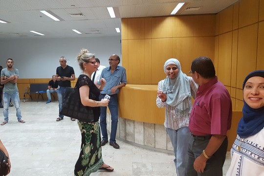 דארין טאטור וכמה מתומכיה במסדרון בית המשפט (יואב חיפאווי)