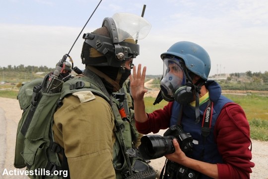 צלם מתווכח עם חייל במהלך הפגנה בכפר נבי סאלח, מאי 2015 (אחמד אל-באז / אקטיבסטילס)