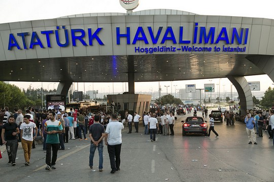 מפגינים תורכים מגיעים לשתה התעופה אטאתורכ באיסטנבול במהלך נסיון ההפיכה (Eser Karadağ CC BY-ND 2.0)