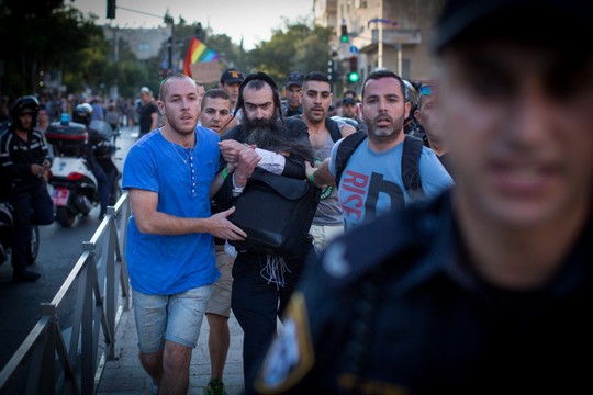 .התמונה שלא הספקתי לצלם - השוטרים דוהרים עם שליסל לאחר שדקר שישה אנשים במצעד הגאווה בירושלים (פלאש 90)