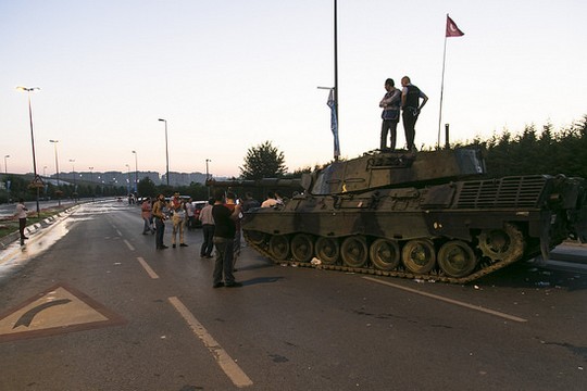 בשמאל מתגעגעים לימי השלטון הצבאי? ניסיון ההפיכה הכושל בתורכיה (Eser Karadağ CC BY-ND 2.0)