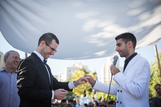 רוצים דברים "נורמליים", כמו חתונה ופונדקאות. חתונה גאה במצעד הגאווה ירושלים 2016 (צילום: הדס פרוש/פלאש 90)