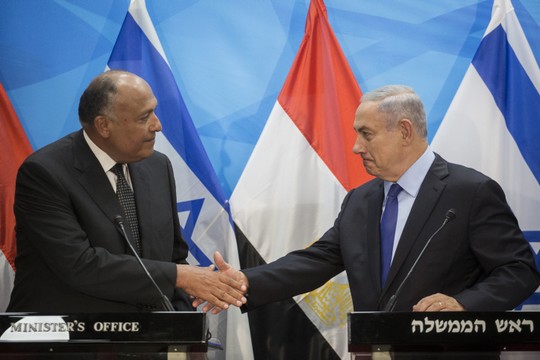 פגישה ראשונה אחרי 9 שנים. רוה"מ נתניהו ושר החוץ המצרי סאמח שוכרי (הדס פרוש/פלאש90)