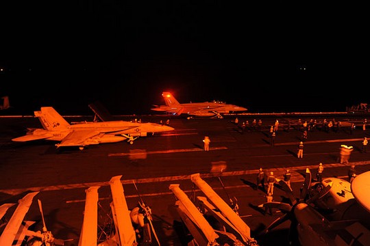 מטוסים אמריקאים בדרכם לתקיפת מטרות דאע"ש בסוריה (צילום: הצי האמריקאי)