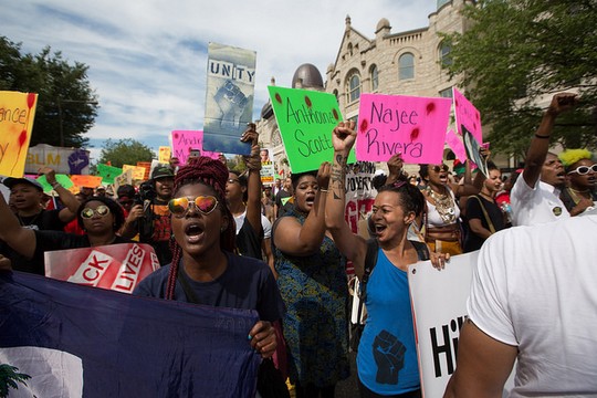 הפגנה של פעילים שחורים במהלך הוועידה הדמוקרטית בפילדלפיה (Maina Kiai CC BY 2.0)