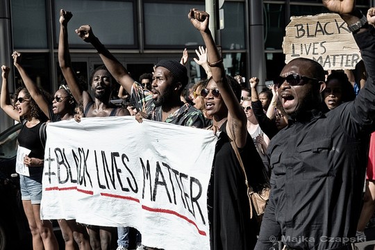 פעילי "חיים שחורים שווים" מפגינים גם בברלין, גרמניה (majka czapski CC BY-ND 2.0)