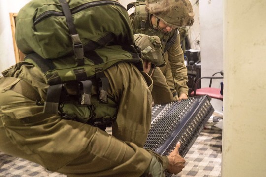 חיילים מחרימים ציוד שידור של תחנת א-סנאבל בדורא (דובר צה"ל)
