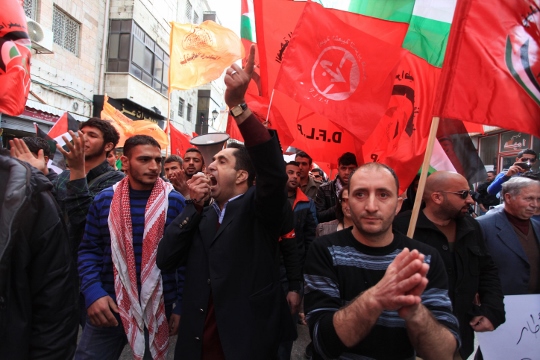 הפגנה משותפת של מפלגות השמאל ברמאללה נגד הרשות הפלסטינית, 2014 (עיסאם רימאווי / פלאש90)