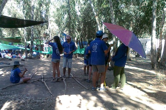 קבוצה קטנה ומשימת משחק, מחנה קיץ השומר הצעיר, קיץ 2016 (צילום: גיל גרטל)