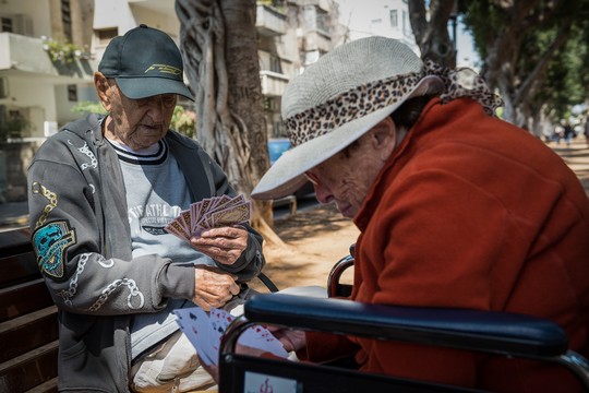 אחד מכל שלושה קשישים נאלץ לבחור בין מזון, תרופות וחימום בחורף (צילום אילוסטרציה: דניאל שטרית/פלאש90)