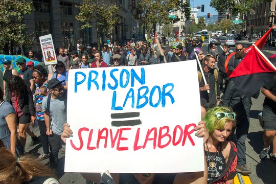 אוקלנד. הפגנת תמיכה בשביתת האסירים ובקריאה להפסקת העבדות בבתי הכלא (צילום: בראדלי אלן)