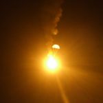 פצצת תאורה בשימוש מבצעי סטנדרטי: בלילה, מכוונת לשמים, עם מצנח פתוח (חגי מטר)