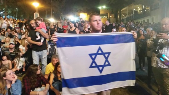 בסופו של דבר האיומים לא הועילו. דגל ישראל בהופעתו של תאמר נפאר בחיפה (צילום: מחאסן נאסר/כל אל ערב)