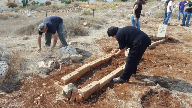 עבודות לשיקום בית הקברות של ראמיה (יואב חיפאווי)