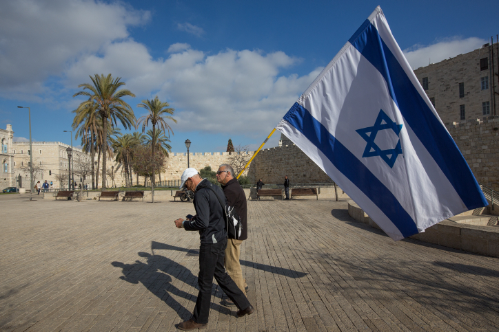 איש עם דגל ישראל, ירושלים (אילוסטרציה: נתי שוחט / פלאש90)