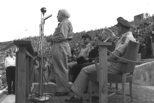 דוד בן גוריון ביום העצמאות 1955. לצדו משה דיין (משה פרידן, אוסף התצלומים הלאומי)