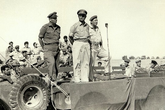 משה דיין סוקר מסדר חיילים בשארם א-שייח בסוף מלחמת סיני, 1956 (צה"ל)