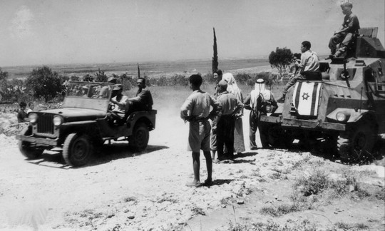 חיילים ותושבים במשטר הצבאי, כפר קאסם, 1949 (אוסף התצלומים הלאומי)