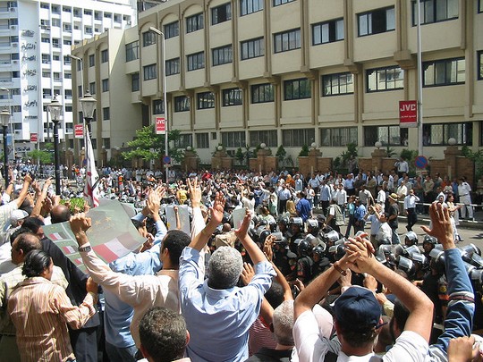 הפגנה למען עצמאות מערכת המשפט מחוץ למשדי איגוד העיתונאים במצרים, קהיר 2006 (Hossam el-Hamalawy CC BY-NC 2.0)