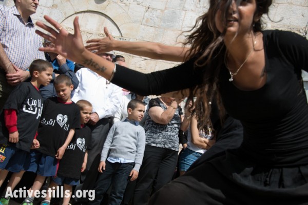צעירים מציגים את סיפור הכפר המגורש איקרית במסגרת חגיגות יום השני של הפסחא, צפון ישראל, ה-21 לאפריל, 2014. (ריאן רודריק ביילר/אקטיבסטילס)