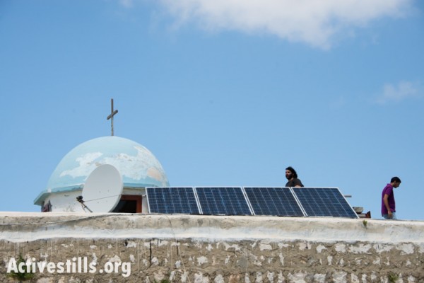 פאנל סולרי על גג הכנסייה של הכפר הפלסטיני המגורש איקרית, צפון ישראל, ה-21 לאפריל, 2014. (ריאן רודריק ביילר/אקטיבסטילס)