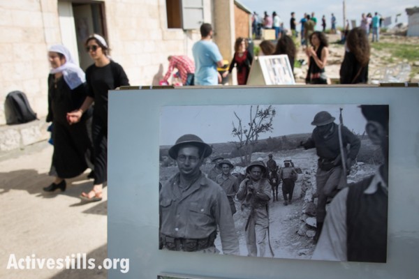 תצלום של גירוש הכפר הפלסטיני איקרית על ידי הצבא נראה תלוי בכנסיית הכפר, צפון ישראל, ה-21 לאפריל, 2014. (ריאן רודריק ביילר/אקטיבסטילס)